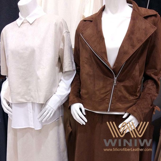 les beaux vêtements garnissent en cuir prêt en stock